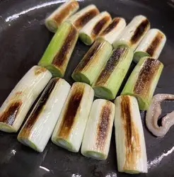 【1】葱を弱火でじっくり焼く〈葱が甘くなります〉