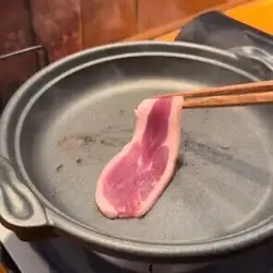 【2】葱がこんがり焼けたら京鴨もも肉を片面20秒ずつ焼く〈焼き過ぎると固くなります〉