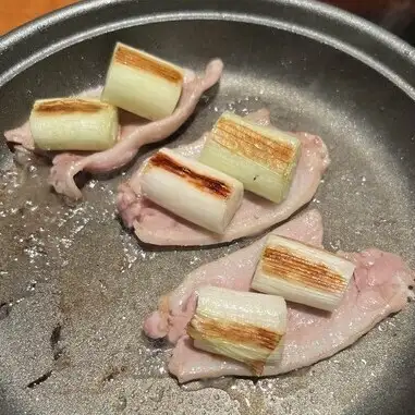 【3】葱と一緒にお召し上がりください。〈京鴨と葱の美味しさを堪能してください〉