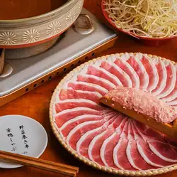 【1】ガラからとった鴨だしを温めて味わう。