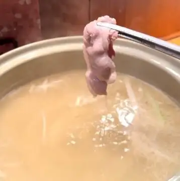 【4】ロースは10秒ほどしゃぶしゃぶしてほおばる。