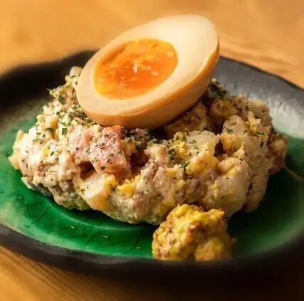 いぶりがっこ入りとろたまポテサラ