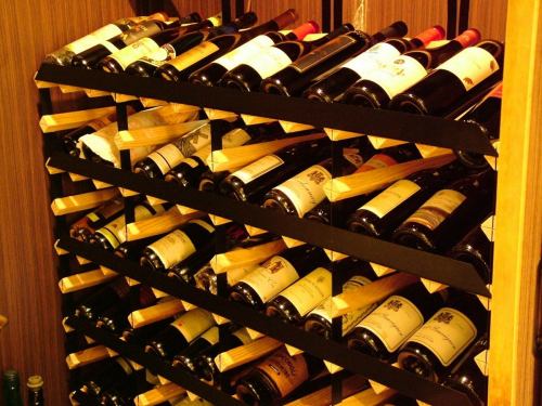A rich assortment of over 150 types of regular wine ♪