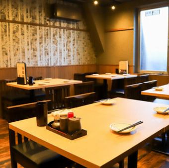 There are about four tables available for four people.The wallpaper has a calming design with a Japanese feel.The perfect size space for a family meal.Please enjoy your meal in a comfortable room where you won't have to worry about being seen by others.