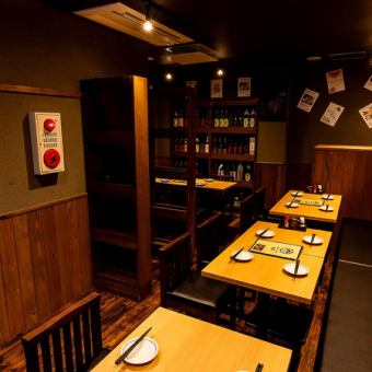 4名様掛けのテーブル席は4卓ほどご用意しております。壁紙は和のテイスト漂う落ち着きのあるデザインが施されております。ご家族でのお食事にちょうど良い広さの空間。人目が気にならない過ごしやすいお部屋でお食事をごゆっくりお楽しみください♪