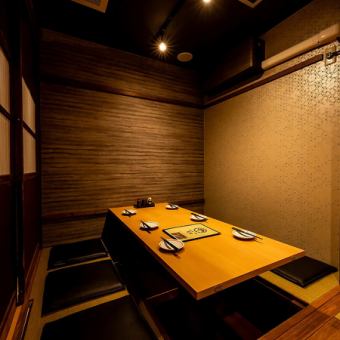 完全個室をご用意◎ご友人や気の知れたお仲間とテーブルを囲んでワイワイお食事やお酒をお楽しみください♪暖かな照明と木の温もりを感じるこちらのお席は程よい開放感があり、落ち着いた雰囲気でストレスを感じずにお過ごしいただけるお席です。