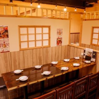 端から端までお顔を見渡すことができ、ゆったりとしたお席でご移動もスムーズ!インテリアや照明での演出にもこだわった店内は柔らかい間接照明の光に照らされたリラックス空間となっております♪団体様での大型宴会も当店ならご案内可能です。団体様用の個室席は数に限りがございますのでお早めのご予約をオススメ致します