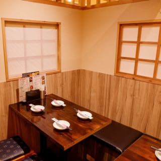 宴会プランも豊富にご用意しておりますのでお客様にぴったりのプランをお選びください!大人がゆっくりできる空間であることをテーマに、和をモダンに表現した清潔感ある店内。お客様がご宴会とお料理に集中できるよう個室(4名様からご予約可能)へご案内。新宿で人気の料理をご提供させていただきます