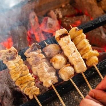 炭火香る焼き鳥食べ放題!ジューシーな串を心ゆくまで堪能。飲み放題プランも◎