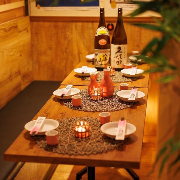こだわりの温かみ溢れる照明で照らされた和モダン空間。少人数様や中規模人数様向の半個室席もご用意しておりますので、他のお客様を気にすることなくご宴会をお楽しみいただけます。女子会,合コン,宴会,飲み会,結婚式の二次会などに是非ご利用ください♪