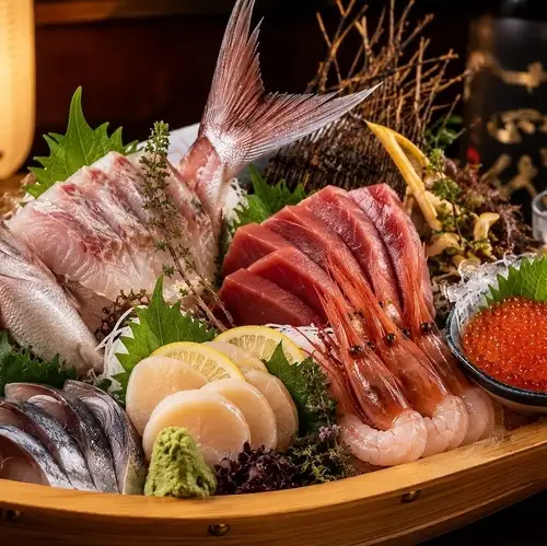 店内仕込みの炭火焼き鳥から、朝採れ鮮魚に和牛まで…