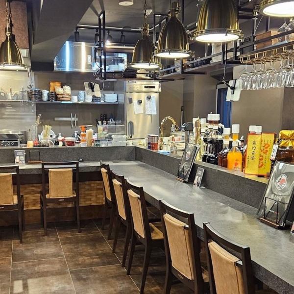 【カウンター席のご用意】当店では、カウンター席を8席ご用意しております。カウンター席のすぐ近くに囲炉裏をご用意しており、炭の香ばしい香りやパチパチと焼ける音などライブ感が楽しめる特等席です♪