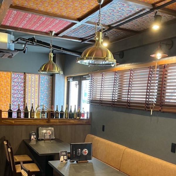 【テーブル席のご用意】6名様掛けのテーブルを1卓・4名様掛けのテーブルを3卓ご用意しております。また、6名様まで収容可能な個室も完備しております。団体様でのご予約や、プライベートの空間を大切にされたい方など様々な方にご利用いただけます。
