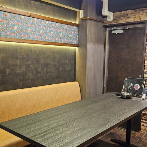 4名様掛けのテーブル席を3卓ご用意しております。