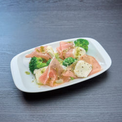 生ハムとブロッコリーのカプレーゼ