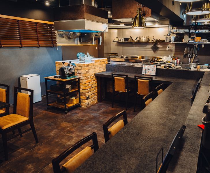 【カウンター席のご用意】当店では、カウンター席を8席ご用意しております。カウンター席のすぐ近くに囲炉裏をご用意しており、炭の香ばしい香りやパチパチと焼ける音などライブ感が楽しめる特等席です♪