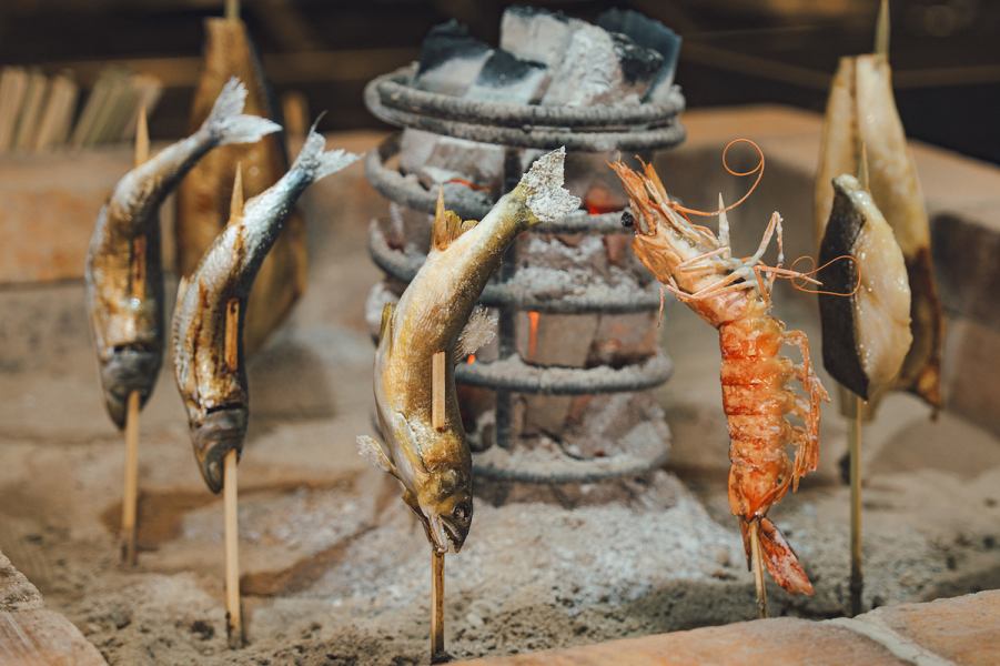【当店自慢♪】囲炉裏焼き◆炭の香ばしい香り・ふっくらジューシーな味わいをご体験ください!