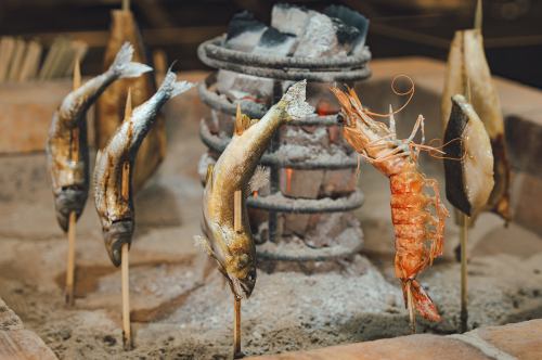 【当店自慢♪】囲炉裏焼き◆炭の香ばしい香り・ふっくらジューシーな味わいをご体験ください!