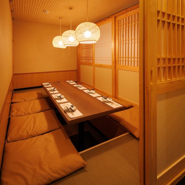 川崎の喧騒から逃れた隠れ家空間。やわらかな灯りが落ち着いた雰囲気を演出してくれます。少人数から団体様まで気兼ねなくご利用いただけるプライベート個室、大人数でもゆったり寛げる大型個室も完備してますので各種宴会におすすめです。