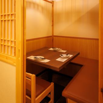駅近なのでふらっと立ち寄れて、落ち着いた和空間でお食事を味わえます！デートの雰囲気も盛り上げる心地よい明かりで寛ぎの時間をお過ごしください。