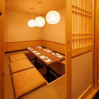 趣のある個室でちょっぴり大人のご宴会をお楽しみください。広々宴会スペースは最大100名様までご利用可能。大人数での宴会、パーティーにも最適な大型個室も完備しております。川崎での各種宴会にぜひ。