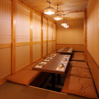 ゆったり大人数でのご宴会におすすめの個室席。NEWOPENの店は断然キレイ！貸切設備も充実してます。大型テレビモニター2台完備！マイク、音響スピーカーも新品です。料理内容やお値段もお気軽にご相談ください。