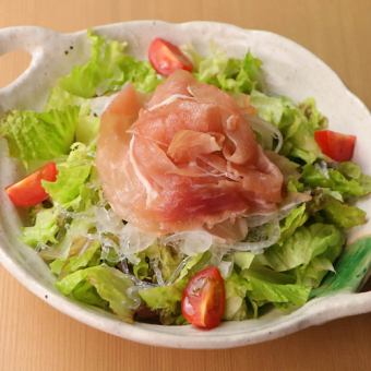 こぼれ生ハムのシーザーサラダ