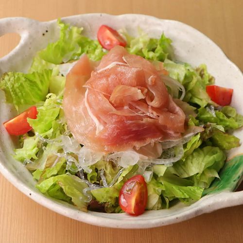 こぼれ生ハムのシーザーサラダ