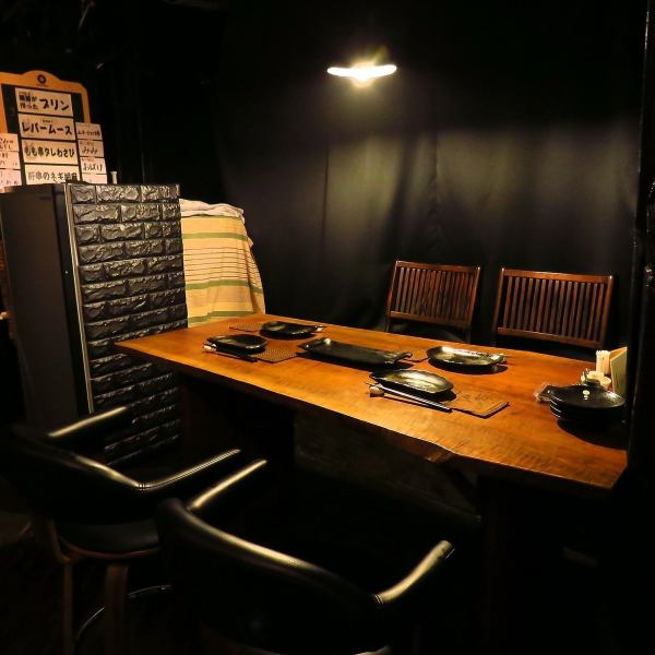 [Relaxing semi-private rooms] We also have table seats! One table can be partitioned off with a curtain to create a semi-private room, perfect for those who want to enjoy a meal while chatting with others!