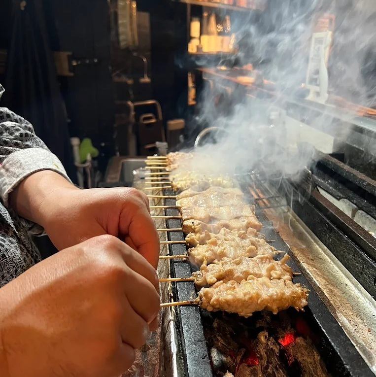五感を揺さぶる一串を。 選び抜かれた銘柄鶏と、静謐な空間で嗜む大人の贅沢。