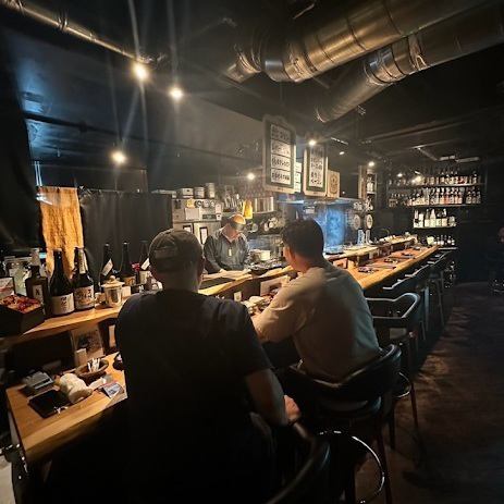 【赤坂見附駅から徒歩2分！】階段を下るとそこには大人の隠れ家空間が広がっています。店主も店員さんも優しく出迎えてくれるので、一見様も大歓迎。知る人ぞ知る美味しい焼き鳥屋さんです！