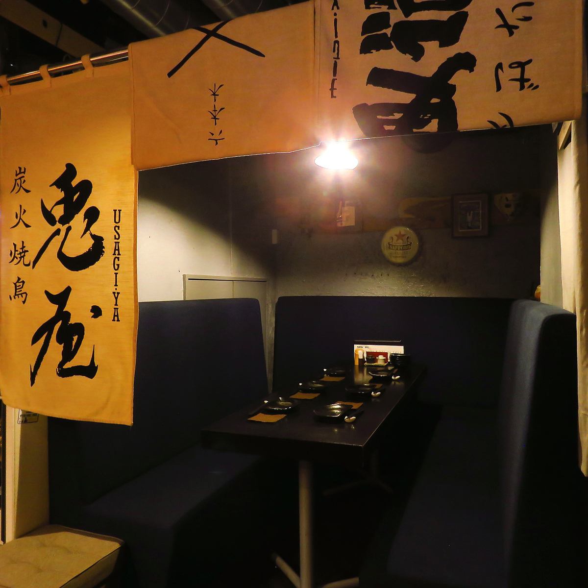 個室で職人が焼く炭火焼き鳥と200種のお酒をご堪能ください