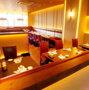 【4名様席】柔らかな灯りに照らされたレトロモダンな店内。