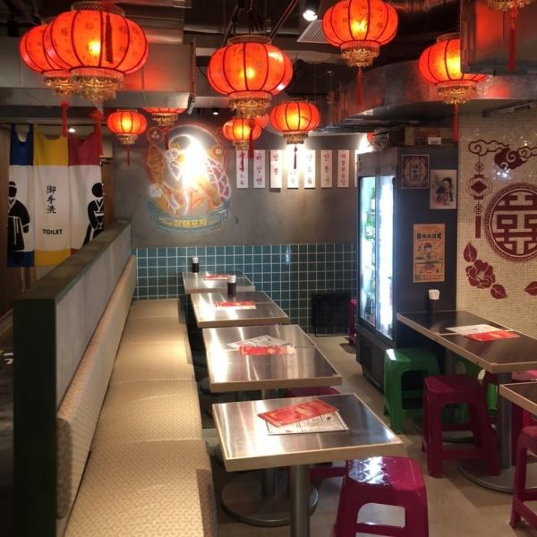 【新大久保韩国横丁】这里聚集了10家专门经营韩国料理的韩国餐厅!您可以从横丁的菜单中一起点餐，这样您就可以一点一点享受各个商店的特色菜单。横丁内的菜单可以点自己喜欢的菜，二楼还开放卡拉OK哦！