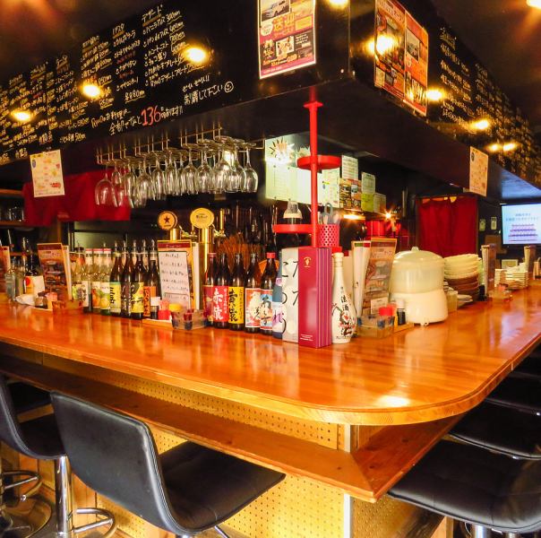 【居心地抜群のカウンター席】連日常連様で賑わう店内。会社帰りのサク飲み・サク飯使いに！一日の終わりに、美味しい料理とお酒で疲れを癒してください。