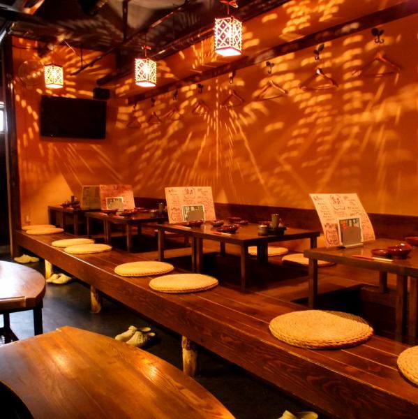 【Relaxed Japanese style table seats】 There are also feet ♪ All 16 seats are available for the Osami seats.Inside a fashionable store that gently wraps down lights.The ambience of an Asian tasteful lamp is settled down.