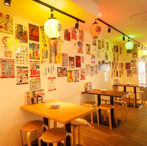 気取らず落ち着く和みの店内…ワイワイと飲み会を楽しみたいお客様におすすめのテーブルを多数完備しています！他、1名様～2名様に最適なカウンター席もありますので、少人数のお客様もフラッと気軽にご来店ください♪