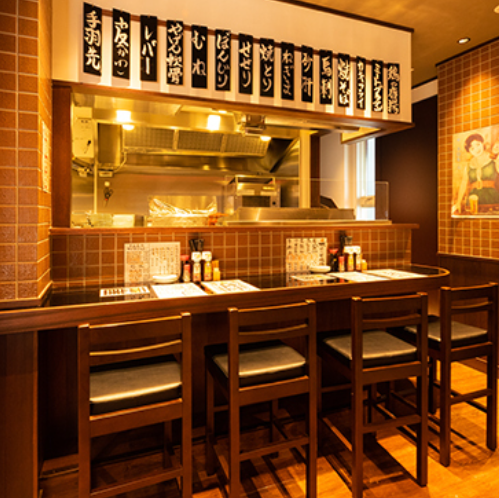 You can enjoy your meal while feeling nostalgic in the lively restaurant that exudes a Showa-era atmosphere.Enjoy a fun time with friends and family in a cozy space with warm lighting and the warmth of wood.