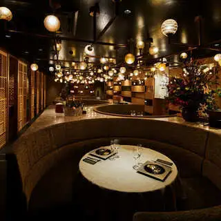 内装のテーマは、“中国の伝統料理を愉しむ和モダン空間”。店内には、広めのテーブル席をご用意しております。ランチや友人とのお食事など気軽にご利用いただけます。