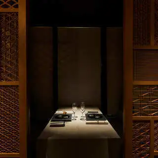 落ち着いた雰囲気の2名様用の半個室。ゆったりと寛ぎながら、お店自慢の料理をお楽しみいただけます。銀座駅から徒歩3分と近く、集合・解散に便利な点も魅力です。