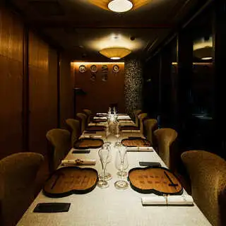 プライベート感を重視した完全個室も完備。接待や会食はもちろん、各種宴会や家族とのお食事など幅広いシーンでご利用いただけます。上質な空間で、蓮香楼ならではの料理を堪能する、至福のひとときをお楽しみください。