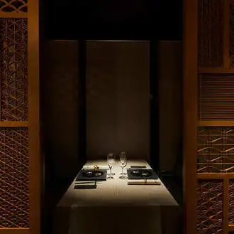2名様用の半個室もございます。周りに気兼ねなく料理をご堪能いただけるので、デートなどにもピッタリです。