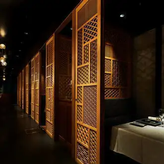 周りに気兼ねなく料理を楽しめる、2名様用の半個室。友人やご夫婦でのお食事やデートなど、幅広いシーンでご利用いただけます。