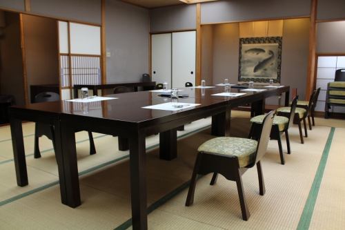 [Private room with a table] For meals and meetings... Please refrain from using it with bare feet.