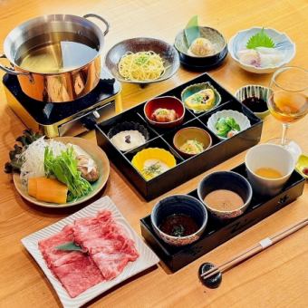 【享用黑毛和牛的涮锅套餐】由里～12道菜品合计7,700日元（含税）