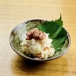 土豆沙拉配调味蔬菜，上面撒上 Shuto