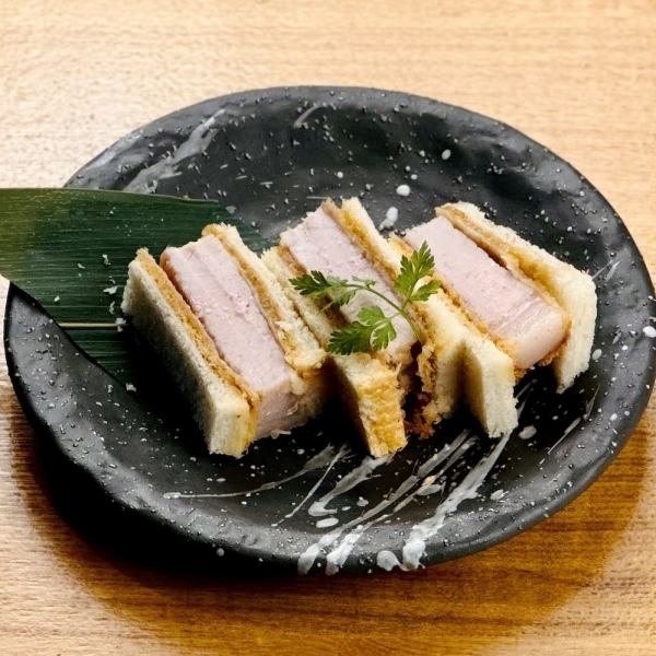 “松坂”这个名字被翻译为技术。为凸显松坂猪肉的甜味而量身定制。*松阪猪肉炸肉排三明治