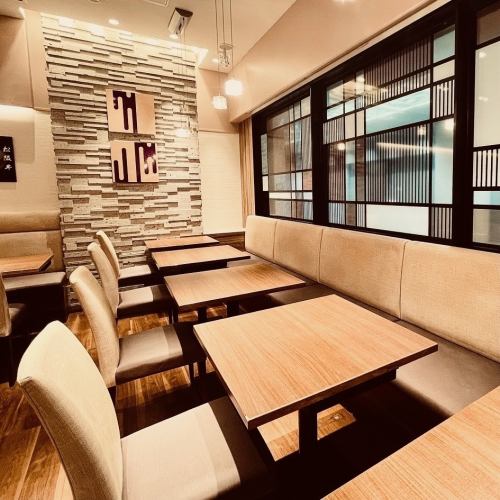 店内设有可供2至4人小聚的桌席，以及可容纳15人的宽敞座位和包间，您可以在平静的氛围中放松身心，享用火锅。每个人都有自己的私人锅来准备食物，所以您不必担心用同一个锅吃饭。