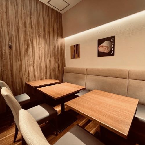餐厅的设计旨在让每个人都能在日本氛围中放松身心，非常适合日常使用、约会，或与朋友或爱人一起悠闲地用餐。我们也期待您的一次性使用。