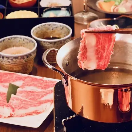 【含3小時暢飲】以鬆阪牛「櫸木」為特色的豪華懷石料理套餐，共13道菜，16,000日元